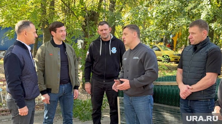 Груз доставили глава города Лошкин и руководитель фракции ЕР в гордуме Лапотышкин 