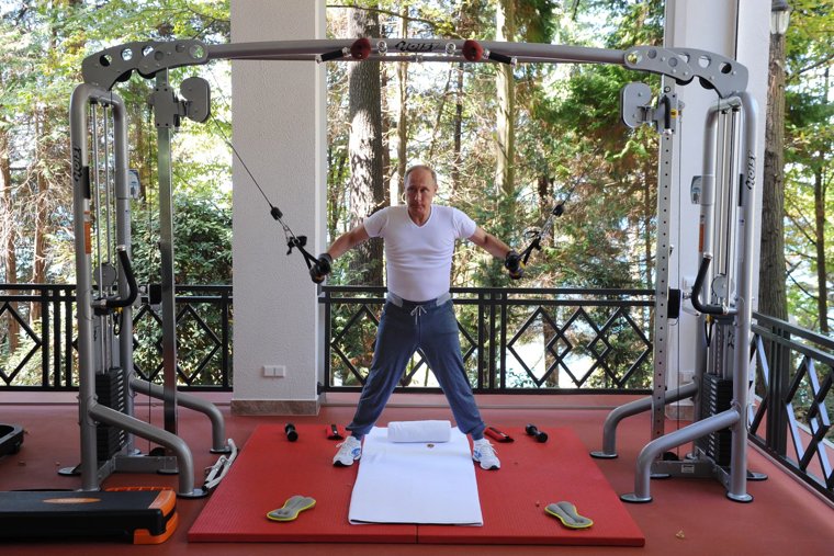 Путин ежедневно занимается в спортзале
