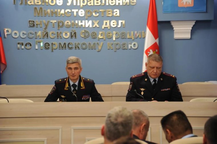Алексея Кежватова (справа) представил коллегам 17 октября начальник ГУ МВД по Пермскому краю Владислав Толкунов
