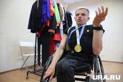 Молодой человек тщательно прорабатывает свой сценический образ для каждого выступления