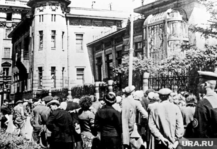 По данным некоторых историков, Сталин был психологически подавлен известием о нападении Германии