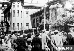 По данным некоторых историков, Сталин был психологически подавлен известием о нападении Германии