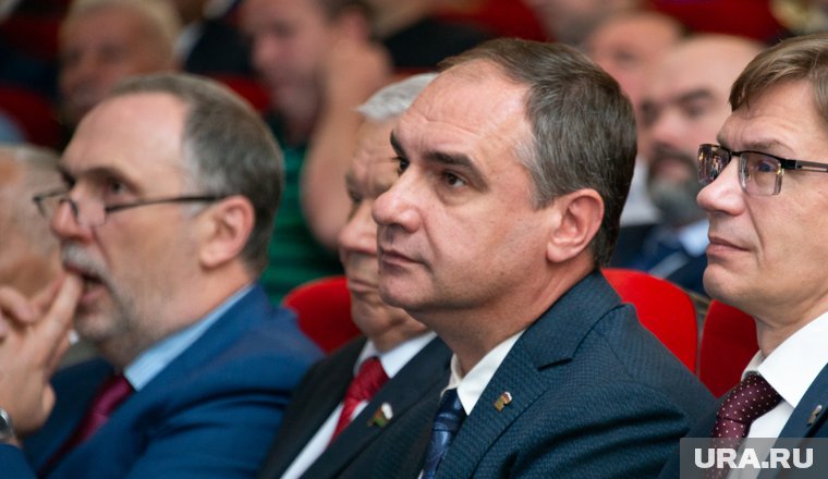 Николай Токарчук (в центре) задержан силовиками в Салехарде