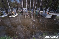 Вода на кладбище продолжает падать (архивное фото) 
