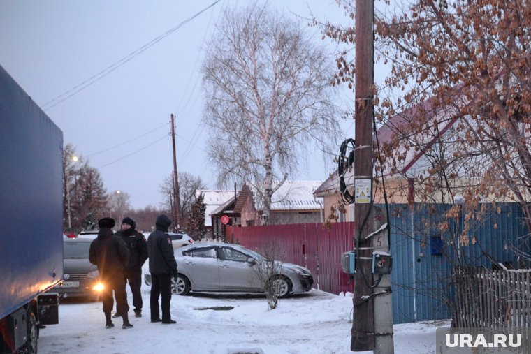 К дому на Ленина 15а в Ярково также сразу приехали силовики: сначала местные, а затем — из Тюмени. Начали опрашивать соседей и знакомых погибших: говорили разное. Одни — что пара жила, в общем-то, мирно, другие — что сожители нередко ссорились. В том числе, в пьяном виде 