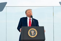 Трамп положительно оценил переговоры с Путиным