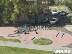 В Заозерном микрорайоне устанавливают качели в новом сквере