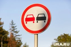 Обгонять другие машины в зоне действия знака «Обгон запрещен» нельзя