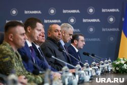 В украинской делегации есть человек в камуфляже, глава делегации - не в костюме