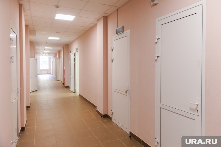 Женщина ударила малышку в коридоре поликлинники