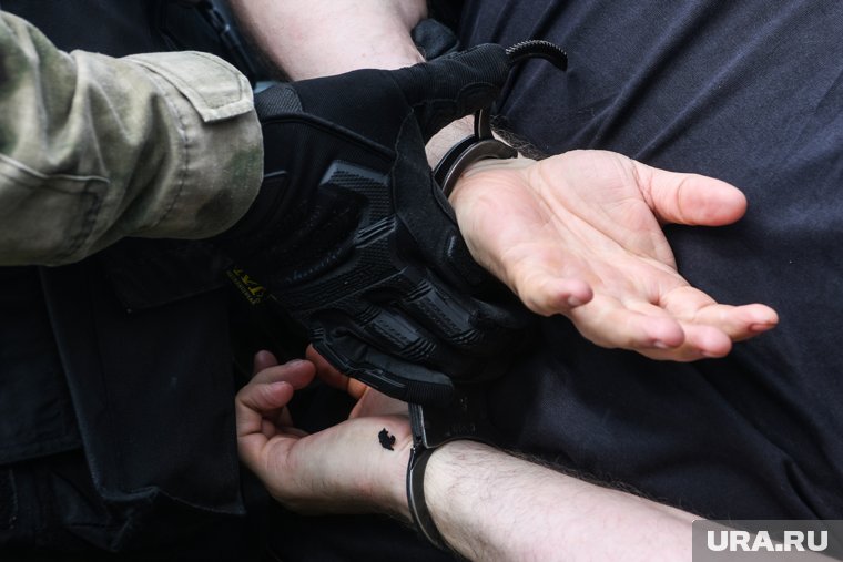 Полицейские задержали предполагаемого курьера, который привез в Югру компоненты для взрывчатки