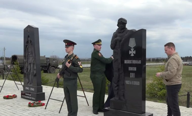 Памятник дополнил мемориальный комплекс поселка