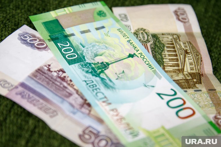 Мужчине выставили долг в 300 тысяч рублей