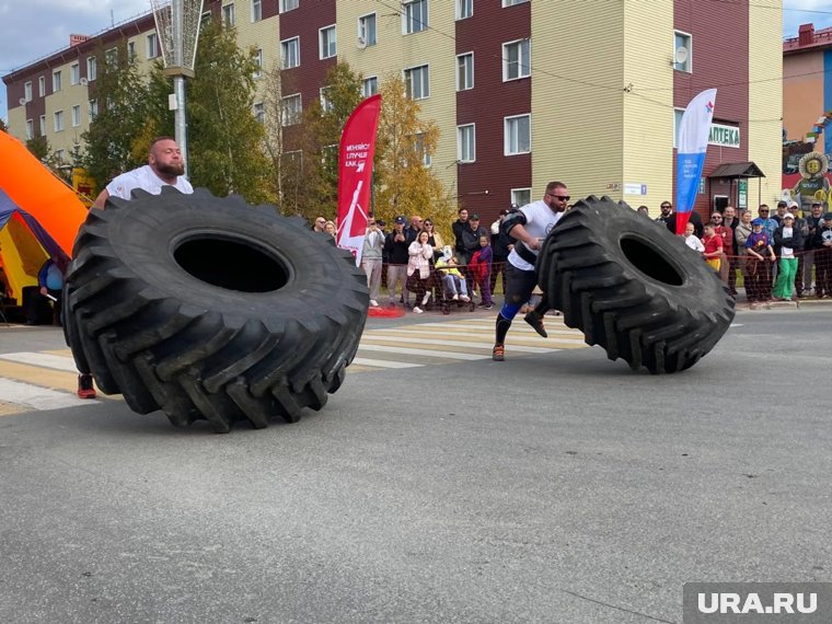 Силачи поднимают колеса от КАМАЗа