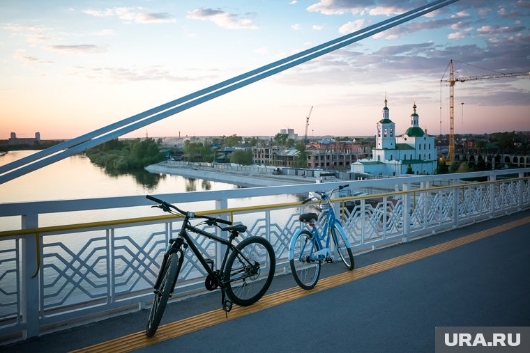 Песня посвящена Мосту влюбленных в Тюмени