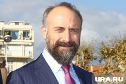 Знаменитый актер не сразу видел себя в мире сцены и кино