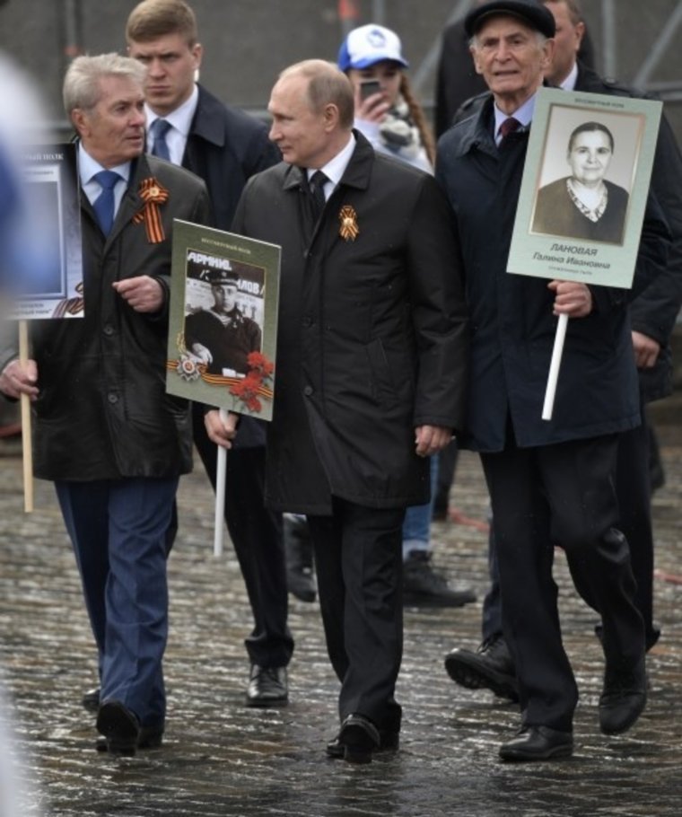 С 2015 года шествие «Бессмертного полка» в Москве возглавляет президент России Владимир Путин