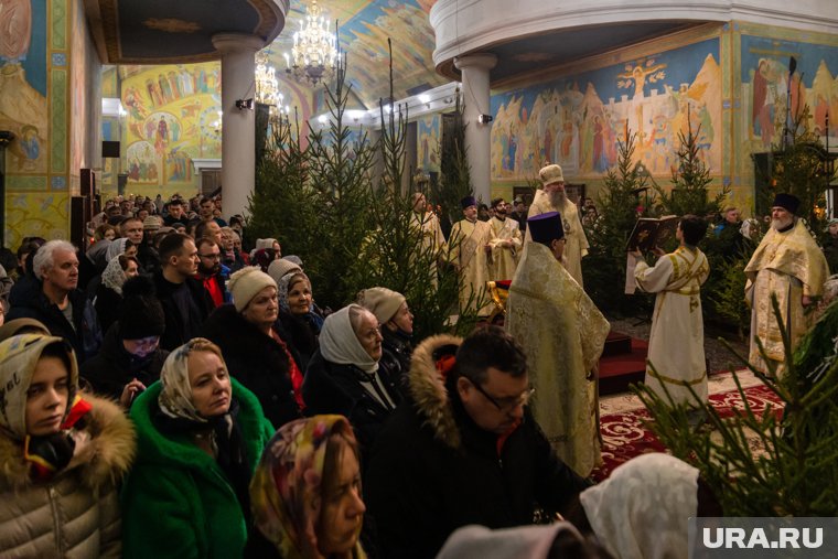 Рождественские службы прошли в храмах Москвы, Санкт-Петербурга, Донецка, Луганска и многих других российских городов