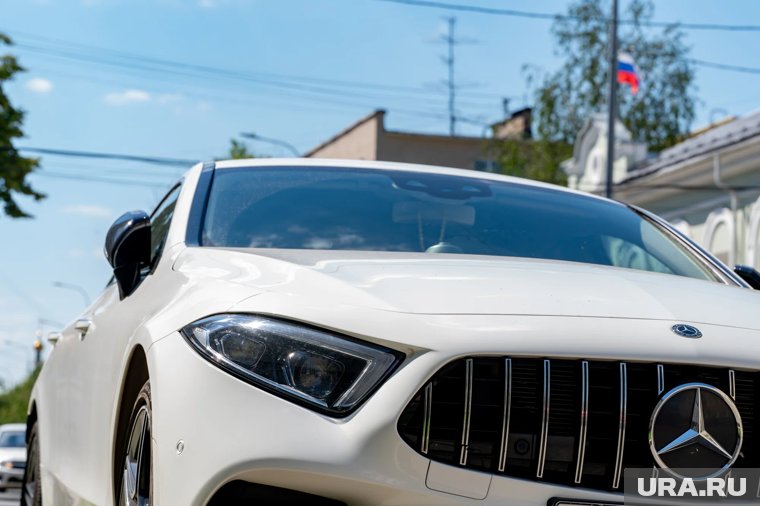 Владельцы дорогих авто покупают необычные знаки