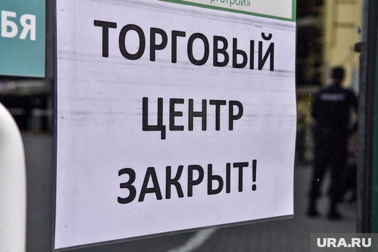 Возле ТРЦ заметили полицейских и судебных приставов
