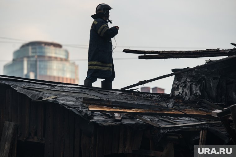 Огнеборцы оказались под завалами