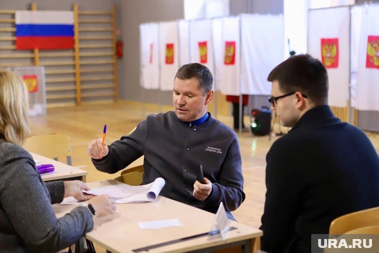 Сергей Буяков пришел на выборы с членами семьи