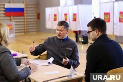 Сергей Буяков пришел на выборы с членами семьи