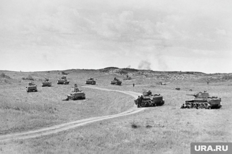 Советские танки БТ-7 в монгольской степи во время боев на Халхин-Голе