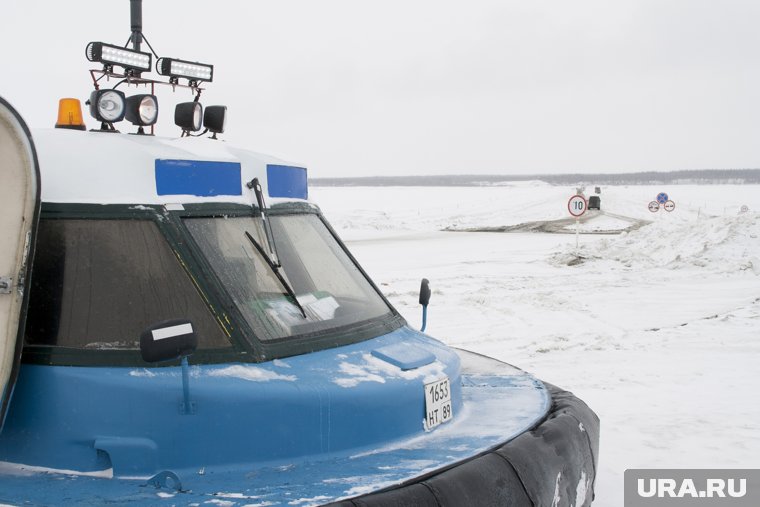 Жителям Уватского района пришлось толпой вытаскивать из реки судно на воздушной подушке