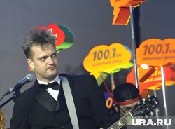 Пушной владеет несколькими музыкальными инструментами: гитара, барабаны, клавиши, бас