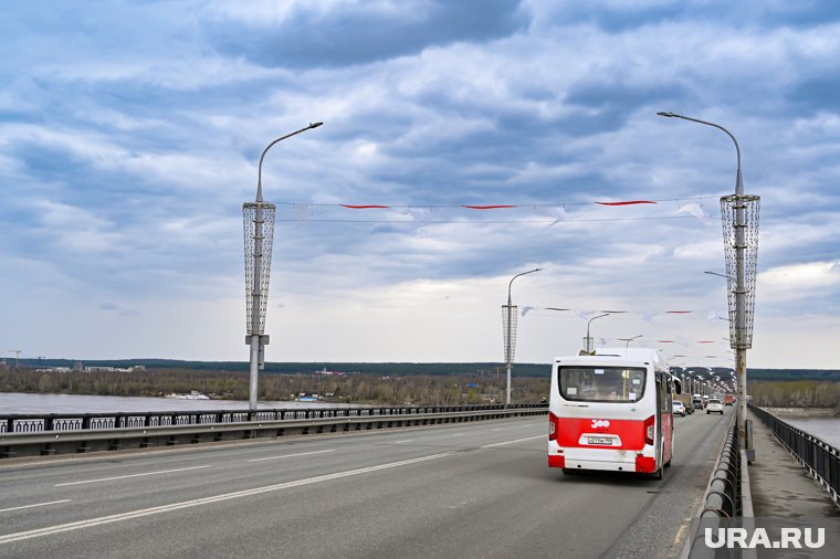 Автобус с пассажирами упал с моста в реку на Кубани (архивное фото)