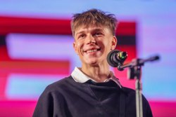 Актер Глеб Калюжный пришел на премьеру своего фильма в увольнительной из армии
