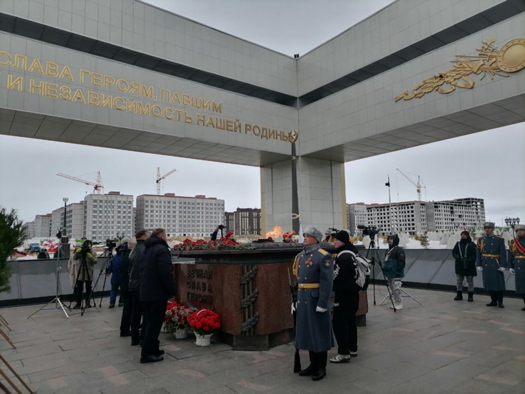 Возложение цветов к Вечному огню