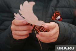 Георгиевскую ленту нужно носить на груди 