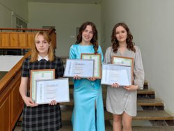 Максимальный результат на ЕГЭ показали выпускницы Мария Островская, Софья Мосякина и Ирина Егорова