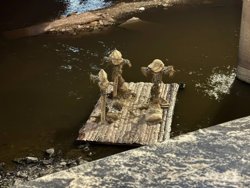 Плот с чучелами на тюменской набережной