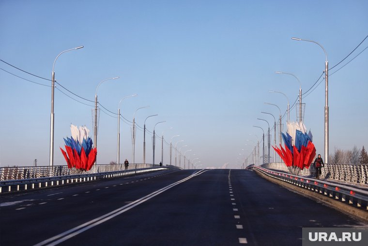 ДТП случилось на мосту, машины врезались в отбойник