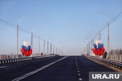 ДТП случилось на мосту, машины врезались в отбойник