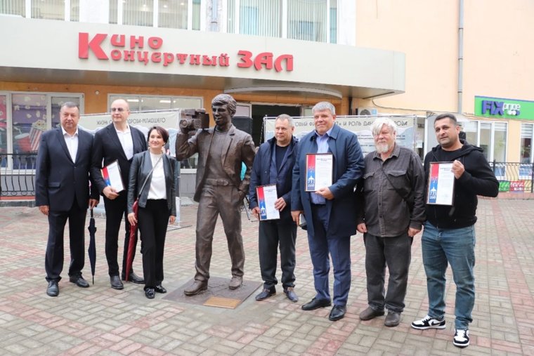 Открытие памятника приурочено к годовщине смерти актера, указано в материале