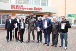 Открытие памятника приурочено к годовщине смерти актера, указано в материале