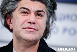 В популярном свитере Цискаридзе показался перед премьерой спектакля, поставленного по пьесе Михаила Булгакова