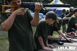Детей обучают пользоваться оружием