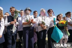 Родителям важно, чтобы их дети приходили домой после уроков, а не учились в интернатах вдали от дома и не ездили слишком далеко, отмечают эксперты