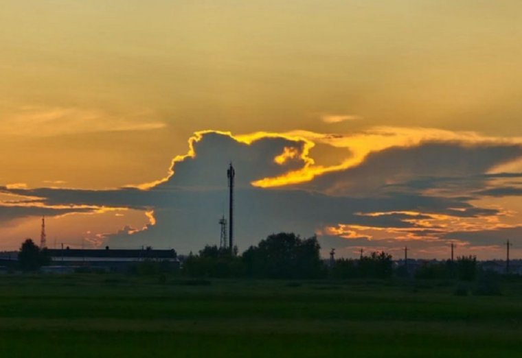 Красивое облако над городом
