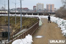 Губернатор попросил горожан не гулять по набережной, на которой выстроили защитную дамбу из мешков с песком