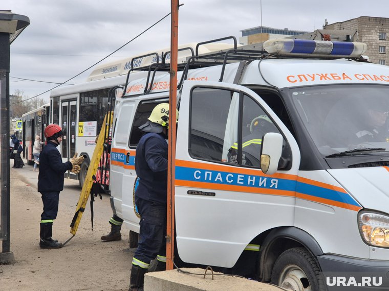 Спасатели частично разобрали механизм прибора и передали пострадавшего работникам скорой