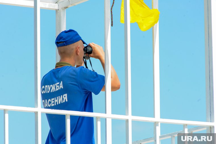 На диком пляже не было своих спасателей