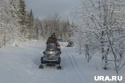 Спасатели ведут поиски на снегоходах