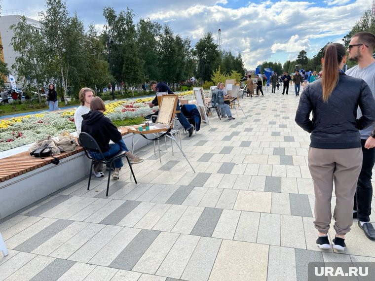 Гости постепенно собираются на улицах Ноябрьска