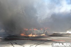 В Перово взорвался автомобиль, пламя перекинулось на соседнее здание